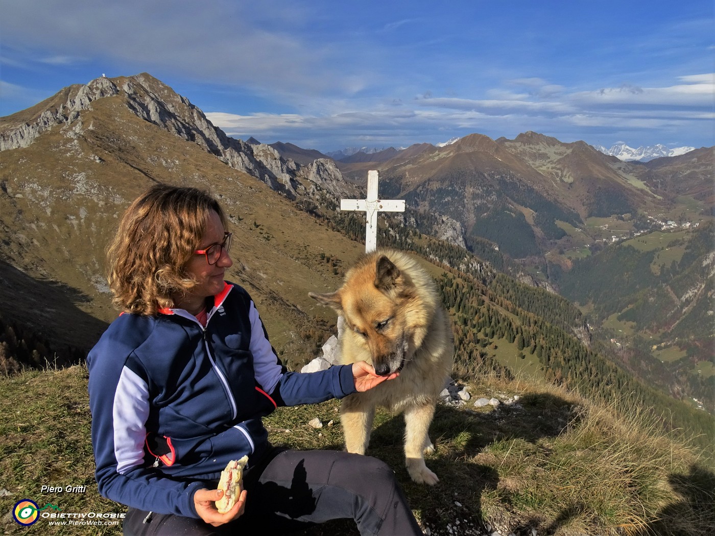 49 Alla croce di vetta del Pizzo Badile (2044 m) vista verso Monte Secco a sx e Foppolo ed oltre a dx.JPG